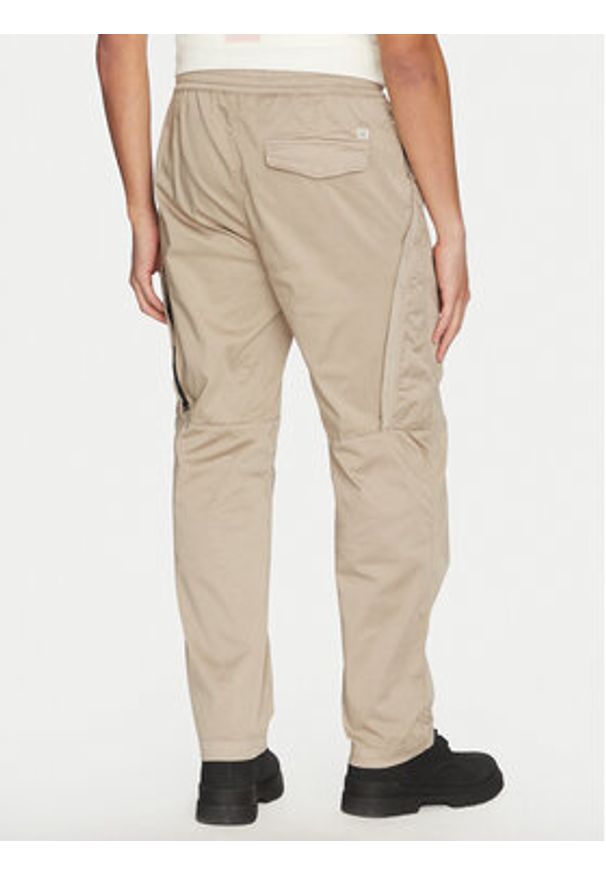 C.P. Company Spodnie materiałowe 18CMPA169A005694G Beżowy Relaxed Fit. Kolor: beżowy. Materiał: syntetyk