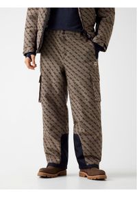 Guess Spodnie materiałowe 179583 Beżowy Regular Fit. Kolor: beżowy. Materiał: materiał