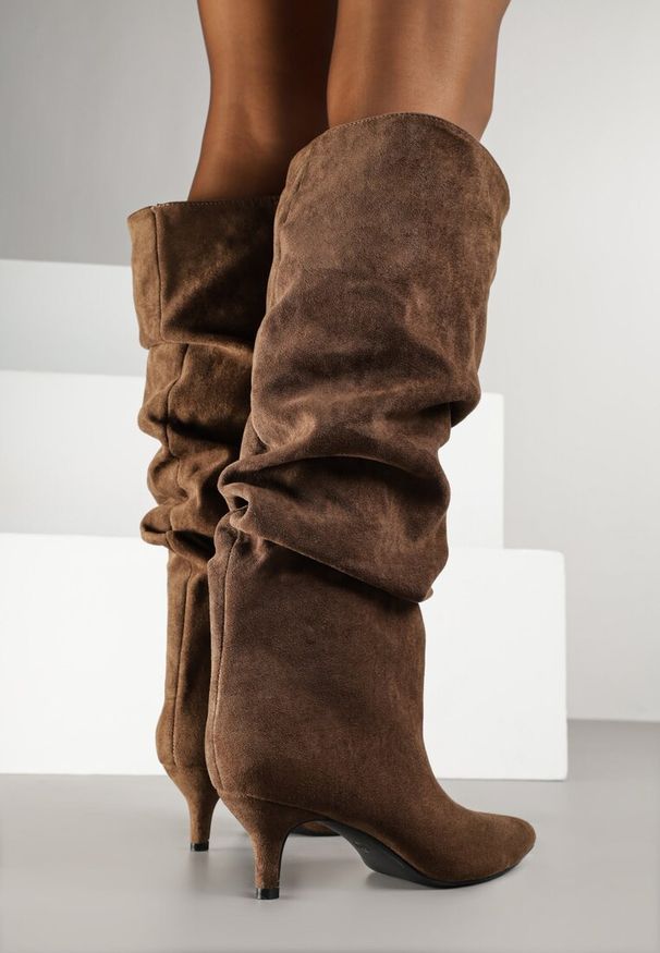 Renee - Brązowe Kozaki na Kaczuszce z Marszczoną Cholewką Alavitte. Okazja: na co dzień, na imprezę. Zapięcie: bez zapięcia. Kolor: brązowy. Szerokość cholewki: normalna. Wzór: aplikacja. Materiał: skóra. Obcas: na szpilce. Styl: casual, elegancki. Wysokość obcasa: średni