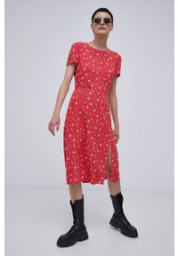 Superdry Sukienka kolor czerwony midi rozkloszowana. Kolor: czerwony. Materiał: materiał, tkanina, wiskoza. Długość rękawa: krótki rękaw. Typ sukienki: rozkloszowane. Długość: midi