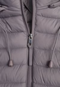 Renee - Szara Przejściowa Kurtka Pikowana z Kapturem z Możliwością Odpięcia Pretiga. Okazja: na spacer. Typ kołnierza: kaptur. Kolor: szary. Materiał: nylon, jeans #7