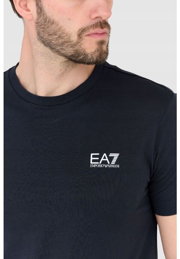 EA7 Emporio Armani - EA7 Granatowy t-shirt męski z małym logo, Rozmiar L. Kolor: niebieski