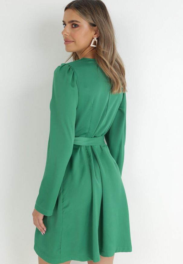 Born2be - Zielona Satynowa Sukienka Kopertowa Missa. Kolor: zielony. Materiał: satyna. Typ sukienki: kopertowe. Długość: mini