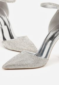 Born2be - Srebrne Szpilki z Paskiem wokół Kostki i Cyrkoniowym Zdobieniem Anwedela. Okazja: do pracy, na spotkanie biznesowe. Zapięcie: pasek. Kolor: srebrny. Materiał: satyna. Wzór: aplikacja. Obcas: na szpilce. Styl: klasyczny, biznesowy #7