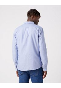 Wrangler - WRANGLER LS 1 PKT BUTTON DOWN MĘSKA KOSZULA MATERIAŁOWA MATERIAŁ BLUE TINT W5B1BMX7K. Typ kołnierza: button down. Materiał: materiał #5