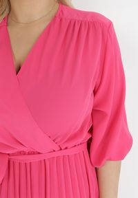 Born2be - Różowa Plisowana Sukienka Maxi z Kopertowym Dekoltem i Wiązaniem w Talii Lariah. Kolekcja: plus size. Kolor: różowy. Materiał: materiał. Typ sukienki: kopertowe. Długość: maxi #4