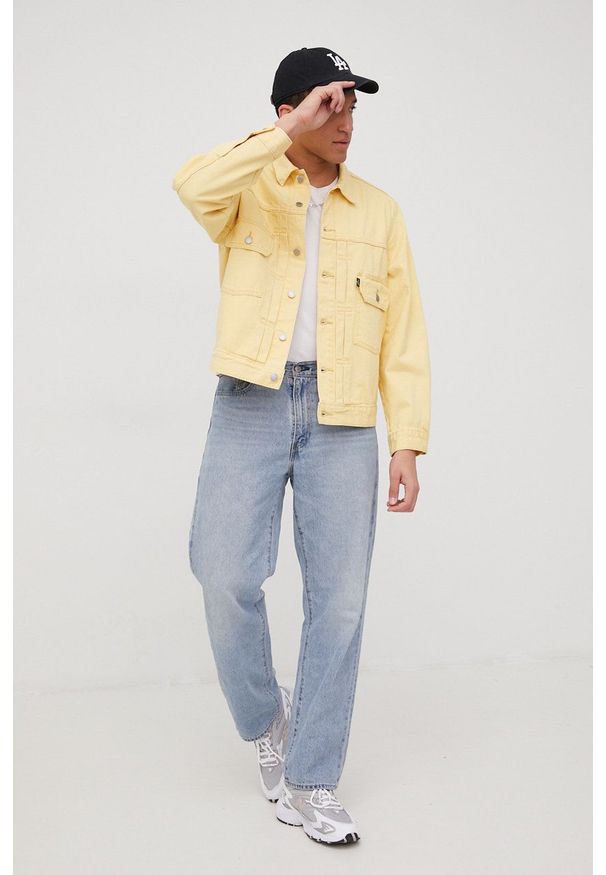 Levi's® - Levi's kurtka jeansowa męska kolor żółty przejściowa. Okazja: na spotkanie biznesowe, na co dzień. Kolor: żółty. Materiał: jeans. Wzór: gładki. Styl: casual, biznesowy
