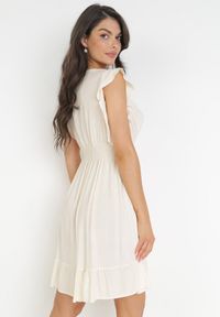 Born2be - Jasnobeżowa Rozkloszowana Wiskozowa Sukienka Mini z Ozdobnymi Falbankami Onera. Typ kołnierza: kołnierz z falbankami. Kolor: beżowy. Materiał: wiskoza. Wzór: aplikacja. Typ sukienki: kopertowe. Długość: mini #2