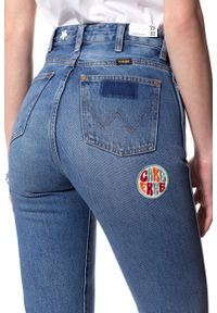 Wrangler - WRANGLER RETRO STRAIGHT BURNING GIRL W238GF11X. Wzór: aplikacja. Styl: retro #8