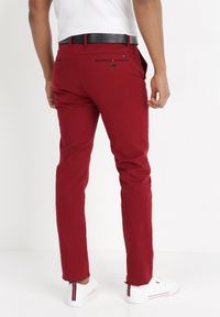 Born2be - Bordowe Spodnie Regular Z Paskiem Astanthe. Okazja: na co dzień. Kolor: czerwony. Materiał: bawełna. Wzór: aplikacja. Styl: klasyczny, casual