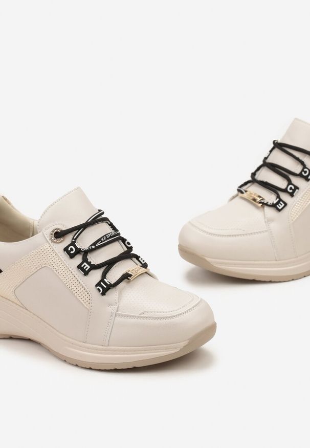 Born2be - Beżowe Sneakersy na Niskim Koturnie z Ozdobnymi Napisami ze Skórzaną Wkładką Drilvia. Kolor: beżowy. Materiał: skóra. Wzór: napisy. Obcas: na koturnie