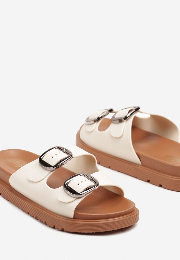 Renee - Beżowe Klapki na Płaskiej Podeszwie z Ozdobnymi Klamrami Avelami. Okazja: na co dzień. Kolor: beżowy. Materiał: jeans. Obcas: na płaskiej podeszwie. Styl: casual, elegancki