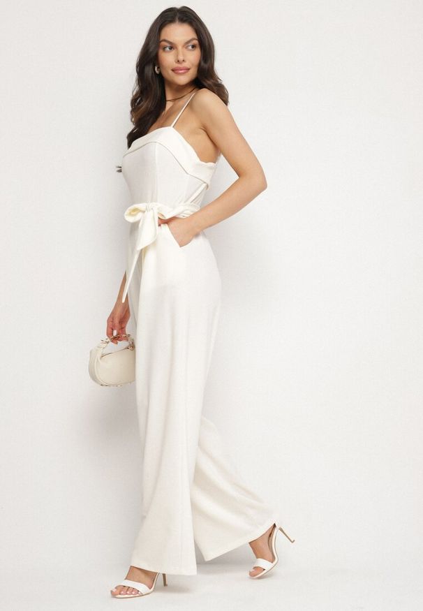 Born2be - Jasnobeżowy Kombinezon Ozdobiony Paskiem z Szerokimi Nogawkami Deolise. Kolor: beżowy. Długość rękawa: na ramiączkach. Wzór: aplikacja. Styl: elegancki