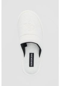 Calvin Klein Jeans Kapcie YW0YW00478 kolor kremowy. Nosek buta: okrągły. Kolor: beżowy. Materiał: poliester, materiał, guma. Wzór: gładki #2