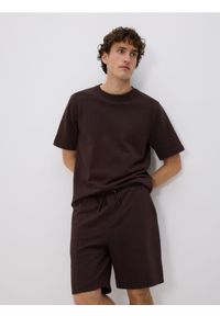 Reserved - Szorty jogger regular fit - ciemnobrązowy. Kolor: brązowy. Materiał: bawełna, dzianina