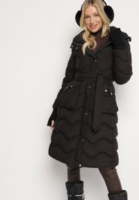 Born2be - Czarna Kurtka Pikowana z Paskiem Jalogi. Okazja: na co dzień. Typ kołnierza: komin. Kolor: czarny. Materiał: wełna, materiał. Długość rękawa: długi rękaw. Długość: długie. Sezon: zima. Styl: casual #5