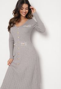Born2be - Szara Sweterkowa Sukienka z Wiskozą Ozdobiona Guzikami i Imitacją Kieszeni Izamines. Okazja: na co dzień. Kolor: szary. Materiał: wiskoza. Wzór: aplikacja. Typ sukienki: dopasowane, proste. Styl: klasyczny, casual, elegancki #6