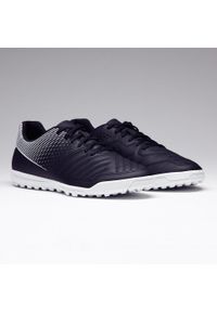 KIPSTA - Buty piłkarskie Kipsta Agility 100 TURF. Kolor: czarny. Materiał: syntetyk, kauczuk, poliester. Szerokość cholewki: normalna. Sport: piłka nożna