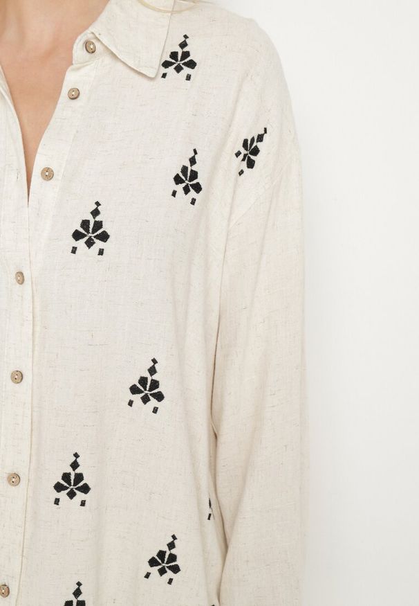 Born2be - Biało-Czarna Koszula z Lnu i Wiskozy Ozdobiona Haftem w Stylu Etno Alarisa. Okazja: na co dzień. Typ kołnierza: dekolt w kształcie V, kołnierzyk klasyczny. Kolor: biały. Materiał: wiskoza, len. Długość rękawa: długi rękaw. Długość: długie. Wzór: aplikacja, haft. Styl: etno