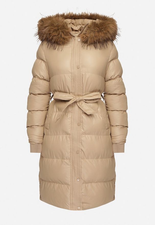 Born2be - Beżowa Długa Pikowana Kurtka z Kapturem Odpinanym Futerkiem i Paskiem w Talii Serenira. Okazja: na spacer. Typ kołnierza: kaptur. Kolor: beżowy. Materiał: futro. Długość: długie. Styl: elegancki