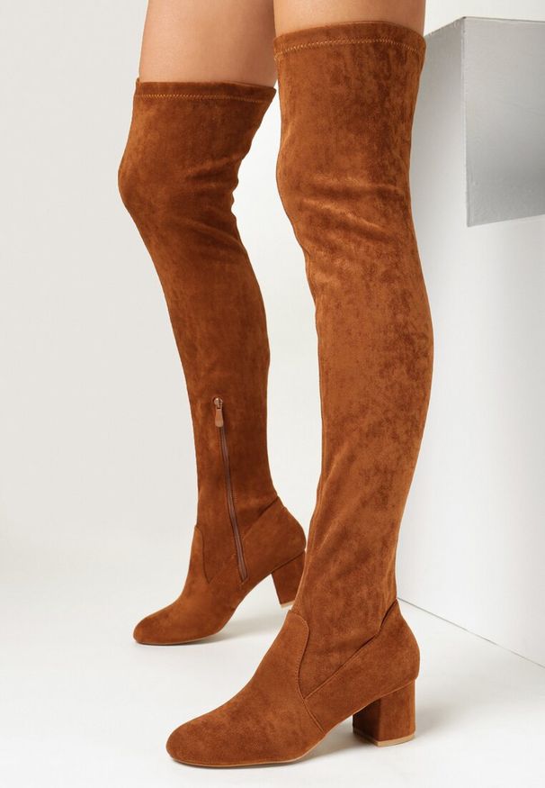 Born2be - Brązowe Kozaki za Kolano na Słupku Deki. Wysokość cholewki: za kolano. Nosek buta: okrągły. Zapięcie: zamek. Kolor: brązowy. Szerokość cholewki: normalna. Obcas: na słupku