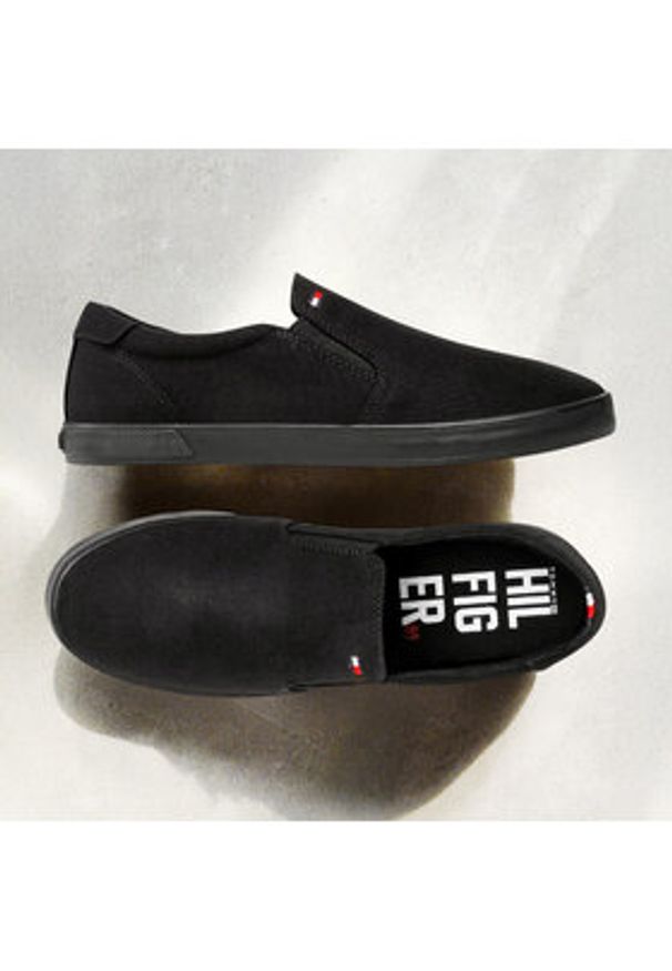 TOMMY HILFIGER - Tommy Hilfiger Tenisówki Iconic Slip On FM0FM00597 Czarny. Zapięcie: bez zapięcia. Kolor: czarny. Materiał: materiał