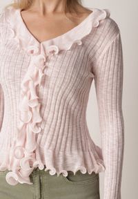 Born2be - Różowa Prążkowana Bluzka z Wiskozą Ozdobiona Falbanami Pronasia. Okazja: na co dzień. Kolor: różowy. Materiał: prążkowany, wiskoza. Wzór: aplikacja. Styl: casual, elegancki, klasyczny #4