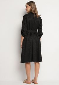 Born2be - Czarna Sukienka o Koszulowym Kroju z Paskiem z Klamrą Evelmio. Okazja: na co dzień. Typ kołnierza: kołnierzyk klasyczny. Kolor: czarny. Materiał: jeans. Długość rękawa: długi rękaw. Typ sukienki: koszulowe. Styl: casual, elegancki, klasyczny #3
