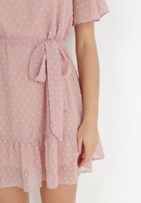 Born2be - Różowa Sukienka Acalopei. Okazja: na imprezę. Typ kołnierza: dekolt w serek. Kolor: różowy. Materiał: tkanina, materiał. Typ sukienki: trapezowe. Styl: wizytowy. Długość: mini