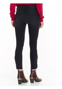 TOP SECRET - Spodnie jeansowe czarne z ozdobnymi przeplotami, długość przed kostkę. Okazja: na co dzień. Kolor: czarny. Materiał: jeans. Sezon: zima, jesień. Styl: casual #3