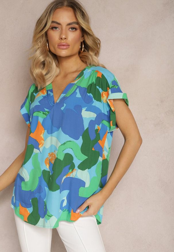 Renee - Zielona Bluzka z Wiskozy z Trójkątnym Dekoltem i Abstrakcyjnym Wzorem Duvina. Kolekcja: plus size. Kolor: zielony. Materiał: wiskoza. Wzór: aplikacja. Sezon: lato, wiosna