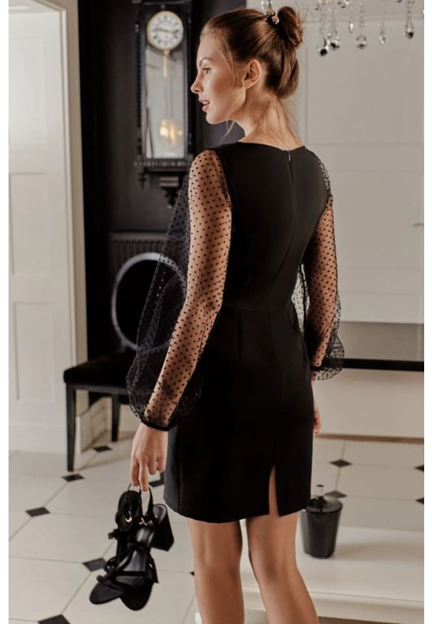 Sukienki.shop - Sukienka elegancka wieczorowa z bufiastymi rękawami z siateczki czarna. Okazja: na wesele, na ślub cywilny. Kolor: czarny. Długość rękawa: długi rękaw. Styl: wizytowy, elegancki. Długość: mini