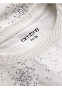 Ombre Clothing - T-shirt męski fullprint z rozrzuconymi literami - jasnobeżowy V1 OM-TSFP-0179 - XXL. Kolor: biały. Materiał: bawełna, żakard, dzianina. Wzór: nadruk, napisy, jednolity. Styl: elegancki #9