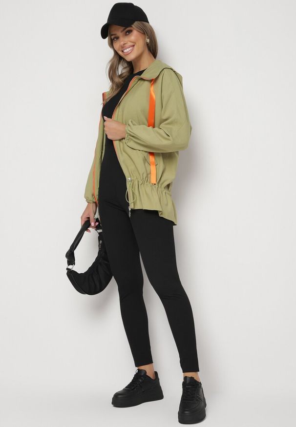 Born2be - Jasnozielona Kurtka Jednorzędowa z Bawełną Kapturem i Wstążką Zakończona Ściągaczem Martinis. Okazja: na co dzień. Kolor: zielony. Materiał: bawełna. Wzór: aplikacja. Styl: elegancki, casual, klasyczny