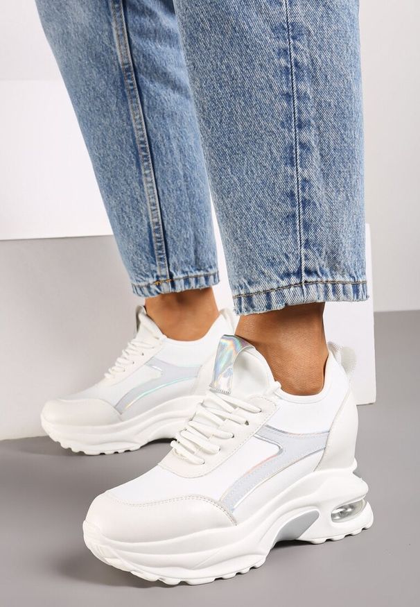 Born2be - Biało-Srebrne Sneakersy na Ukrytym Koturnie z Metalicznymi Wstawkami Vlivina. Okazja: na co dzień. Kolor: biały. Materiał: jeans. Obcas: na koturnie
