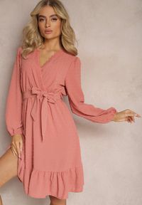 Renee - Różowa Mini Sukienka Rozkloszowana z Paskiem Materiałowym z Tkaniny Plumeti Digia. Kolor: różowy. Materiał: materiał, tkanina. Długość: mini #3
