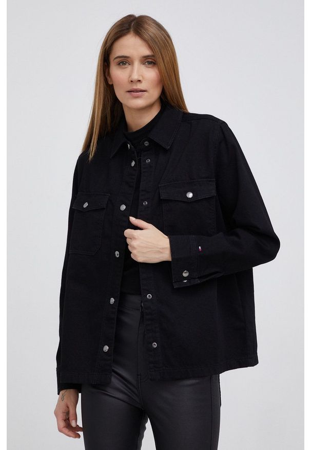 TOMMY HILFIGER - Tommy Hilfiger Koszula jeansowa damska kolor czarny regular z kołnierzykiem klasycznym. Okazja: na co dzień. Typ kołnierza: kołnierzyk klasyczny. Kolor: czarny. Materiał: jeans. Styl: klasyczny