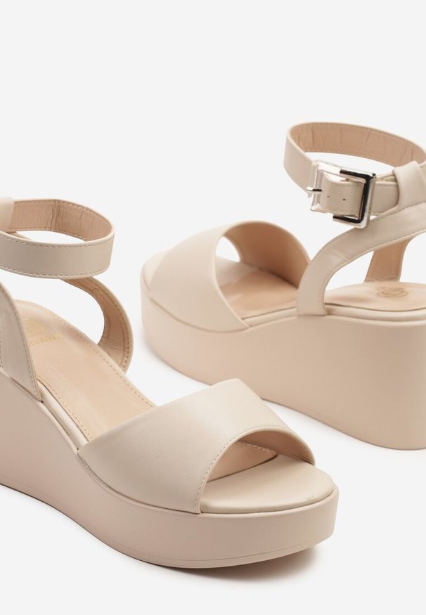 Born2be - Beżowe Klasyczne Sandały na Koturnie i Platformie Edirwena. Okazja: na co dzień, na randkę. Zapięcie: sprzączka. Kolor: beżowy. Materiał: jeans. Wzór: aplikacja. Sezon: lato. Obcas: na koturnie. Styl: klasyczny