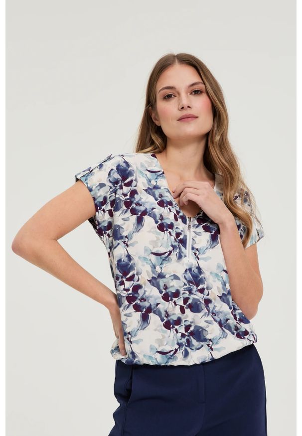 MOODO - Koszula z wiskozy w kwiaty granatowa. Kolor: niebieski. Materiał: wiskoza. Wzór: kwiaty