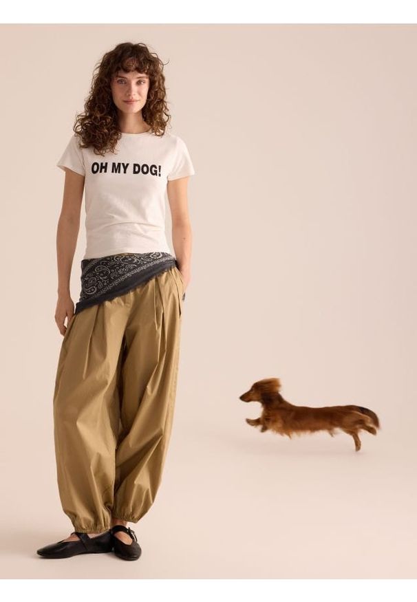 Reserved - T-shirt z napisem - złamana biel. Materiał: dzianina, bawełna. Wzór: napisy