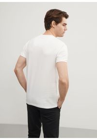 Ochnik - Biały basic T-shirt męski z logo. Kolor: biały. Materiał: materiał. Długość: krótkie