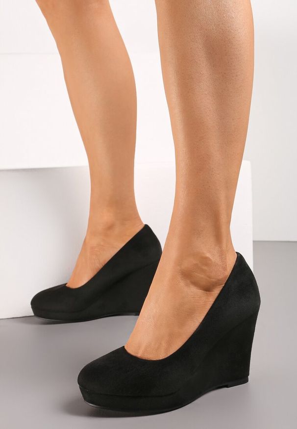 Renee - Czarne Czółenka na Koturnie z Ekozamszu Enicoria. Okazja: na co dzień. Kolor: czarny. Obcas: na koturnie. Styl: elegancki, casual