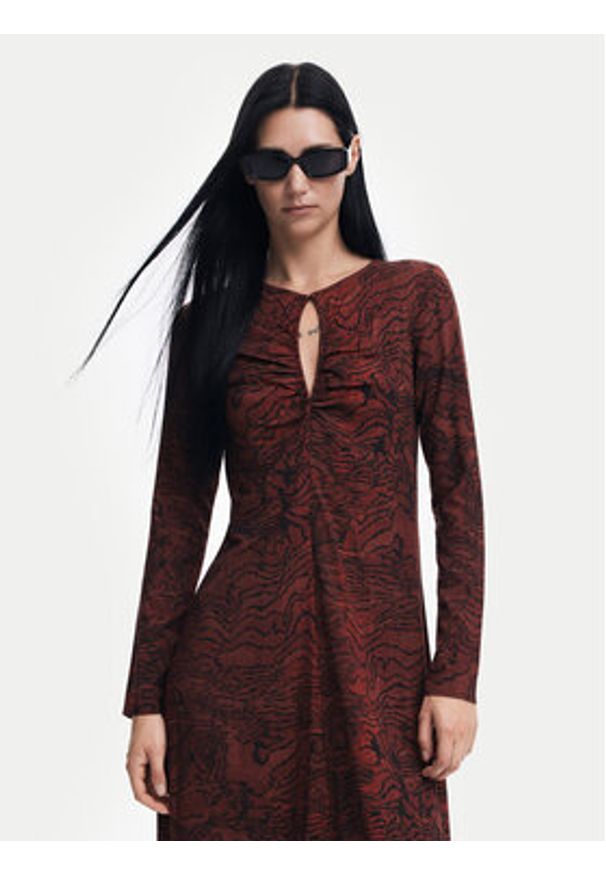 Desigual Sukienka codzienna Las Vegas 24WWVW56 Brązowy Regular Fit. Okazja: na co dzień. Kolor: brązowy. Materiał: wiskoza. Typ sukienki: proste. Styl: casual