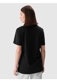 4f - T-shirt regular z nadrukiem uniseks 4F x Drift Masters - czarny. Okazja: na co dzień. Kolor: czarny. Materiał: dzianina, jersey, bawełna. Wzór: nadruk. Styl: sportowy, casual, klasyczny