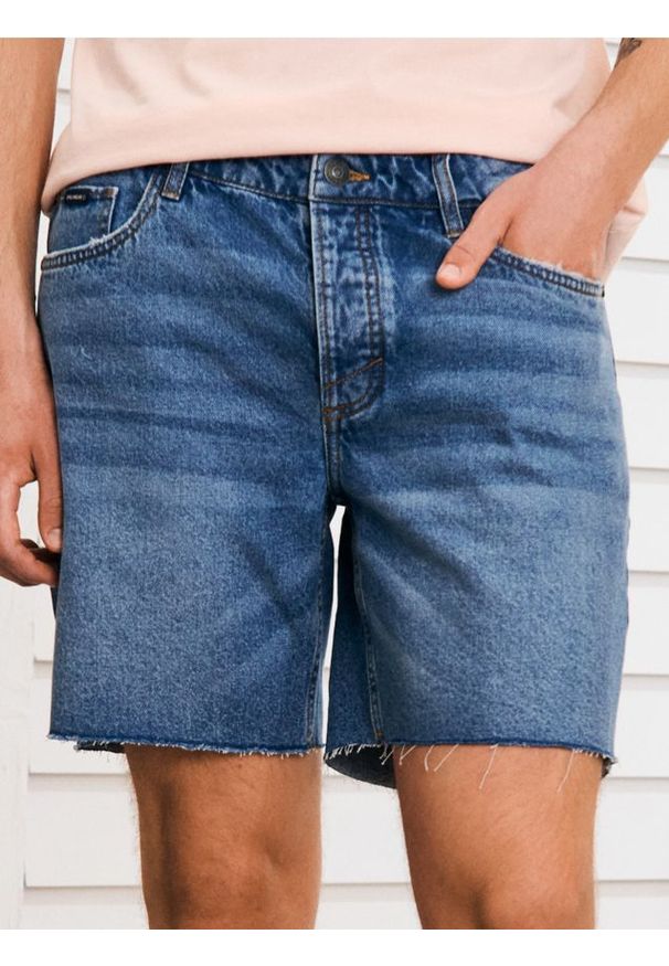 Sinsay - Szorty jeansowe z surowym wykończeniem - niebieski. Kolor: niebieski