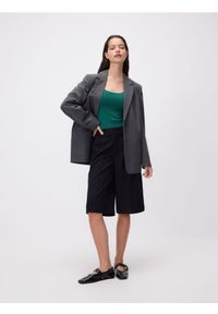 Reserved - Gładki top - ciemnozielony. Kolor: zielony. Materiał: dzianina. Wzór: gładki