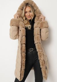 Born2be - Ciemnobeżowa Pikowana Kurtka Zimowa z Paskiem i Futerkowymi Obszyciami z Możliwością Odpięcia Hedirra. Okazja: na co dzień. Kolor: beżowy. Materiał: jeans. Sezon: zima. Styl: casual, elegancki #4
