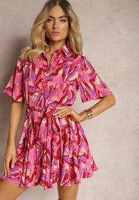 Renee - Różowa Rozkloszowana Sukienka o Koszulowym Kroju z Paskiem w Talii w Abstrakcyjny Wzór Farae. Kolor: różowy. Typ sukienki: koszulowe