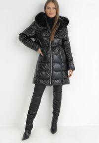 Born2be - Czarna Kurtka Pikowana z Futrzanym Kapturem Ficy. Kolor: czarny. Materiał: futro. Długość: długie. Wzór: aplikacja #9