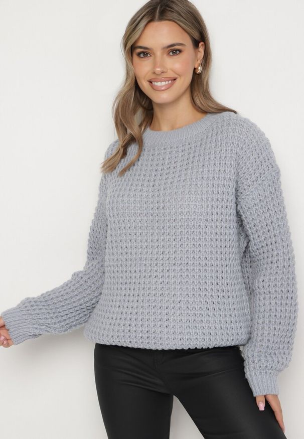 Born2be - Jasnoniebieski Sweter z Dodatkiem Wiskozy i Ozdobnym Splotem Riavellea. Okazja: na spotkanie biznesowe, na co dzień. Kolor: niebieski. Materiał: wiskoza. Wzór: ze splotem. Styl: biznesowy, casual, elegancki